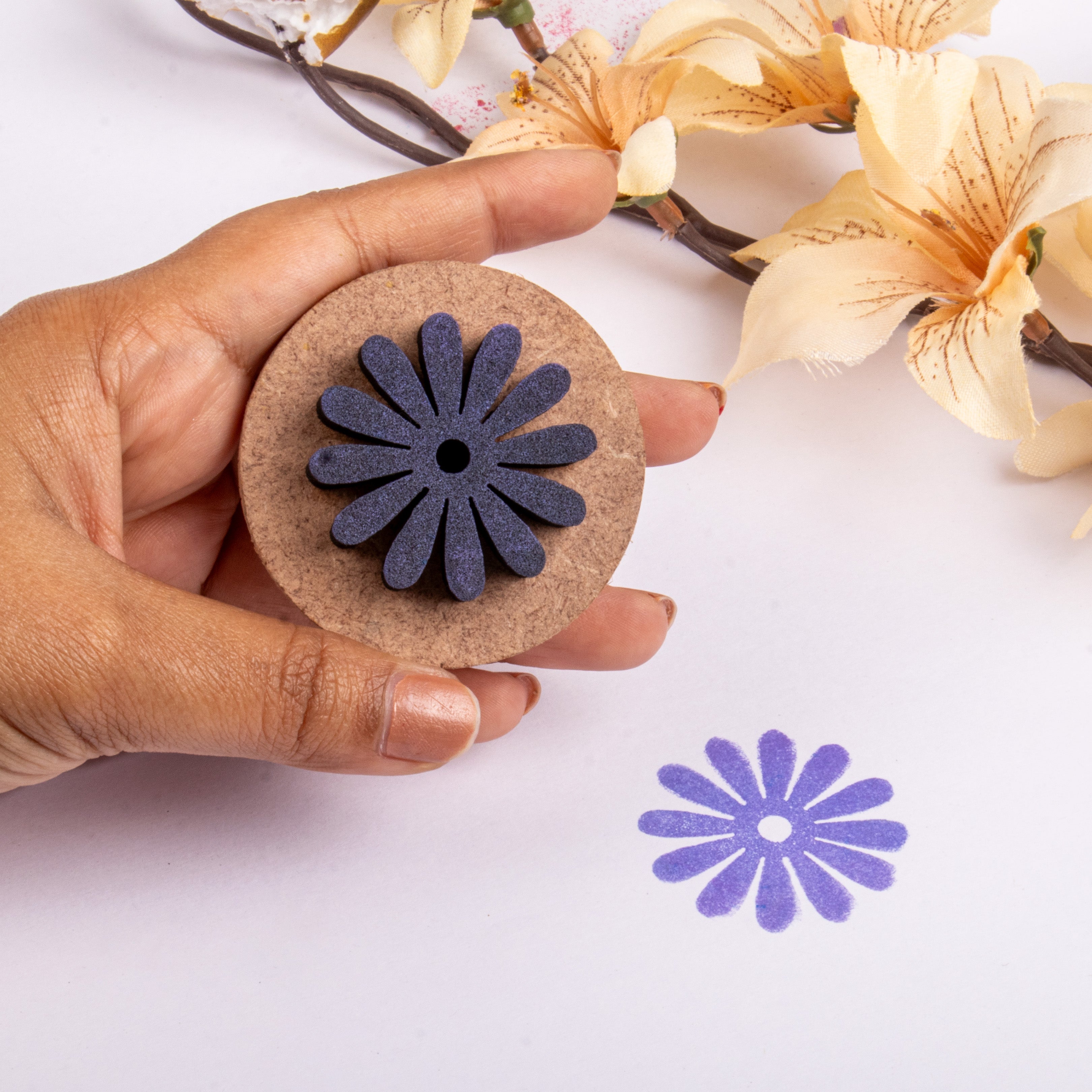 Foam Stamp - English Daisy | 3.5 x 3.5cm | 10mm Thick (MDF Base 5.5mm thick round 5cm dia) 1pc