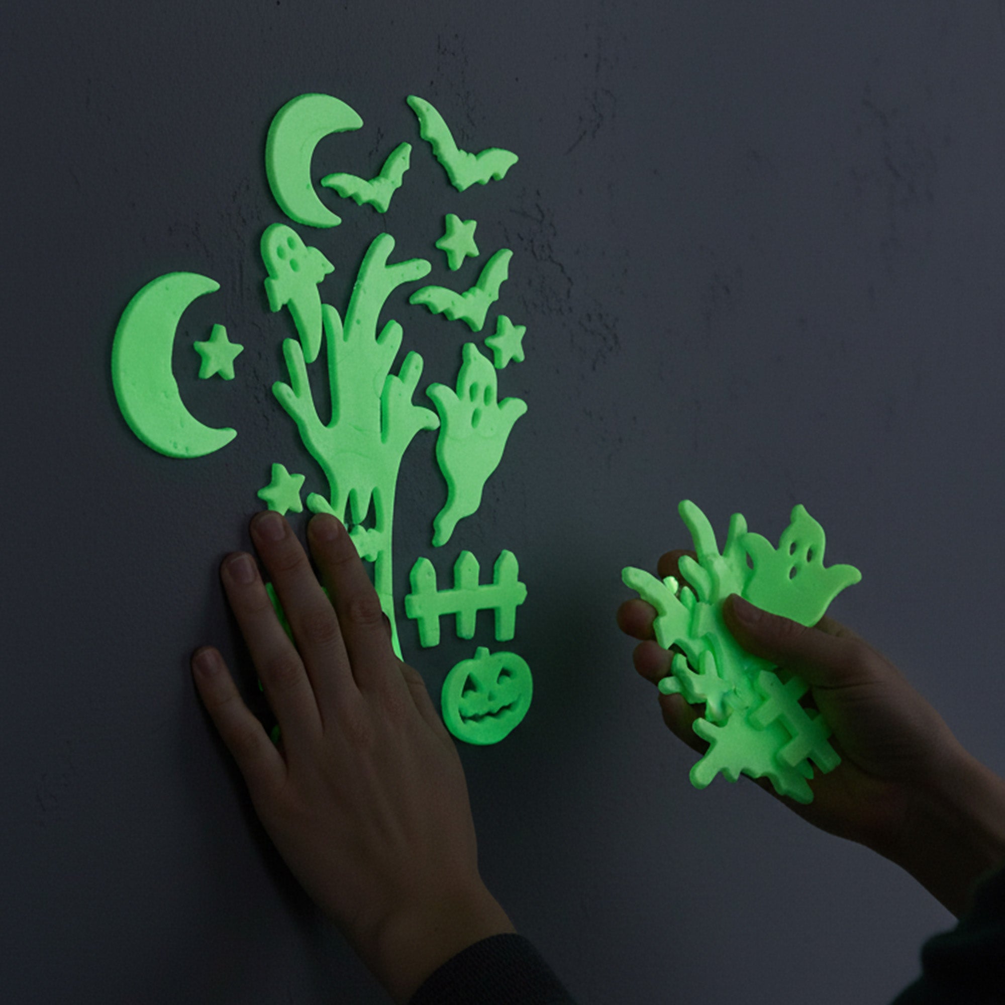 Glow-in-the-dark Gel Cling Scary Night 1pc